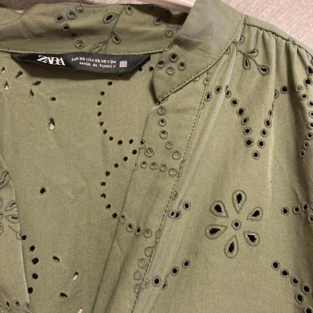 Flower cut work tiered blouse - Picture 3 of 4